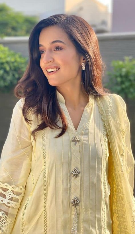 Hira Khan, Islamic Fashion Dresses, Simple Pakistani Dresses, Stylish Dresses For Girls, Pakistani Actress, Islamic Fashion, My Youtube Channel, Pakistani Dresses, Bollywood Actress