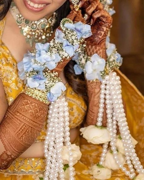 Floral Kaleere, Kalire Designs, Flower Jewelry Designs, Wedding Flower Jewelry, Bridal Jewellery Inspiration, Desi Wedding Decor, Mehndi Decor, Indian Bridal Jewelry Sets, Bridal Jewellery Design