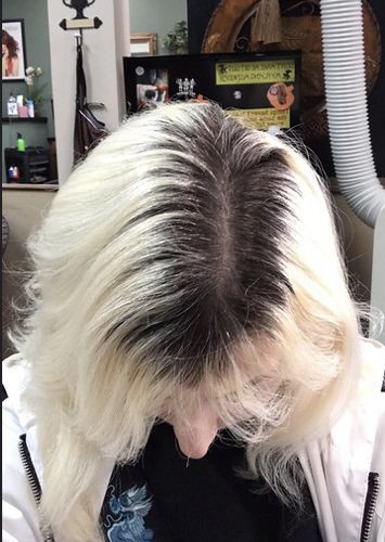 Black Hair Blonde Roots, Blond Dark Roots, Damaged Bleached Hair, Platnum Blonde, Black Roots Blonde Hair, Blonde Hair With Brown Roots, Fried Hair, Blonde Hair With Roots, Bleach Blonde Hair