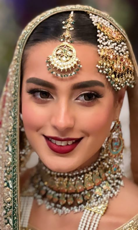 Hairstyles On Gharara, Bridal Jwellary Pakistani, Jhoomar Jewellery, Pakistani Bride Makeup, Nikah Bride, Natural Bridal Makeup Pakistani, Nikah Jewellery Pakistani Bridal, Iqra Aziz Bridal Look, Bridal Makeup Pakistani Barat