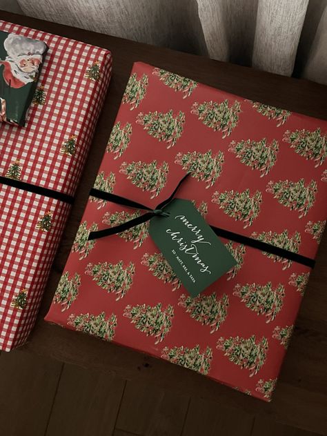 Vintage Present Wrapping, Traditional Christmas Wrapping Paper, Christmas Wrapping Theme, Christmas Wrapping Paper Aesthetic, Christmas Wrapping Ideas For Kids, Aesthetic Christmas Wrapping, Classic Christmas Wrapping, Traditional Christmas Wrapping, Aesthetic Wrapping Paper