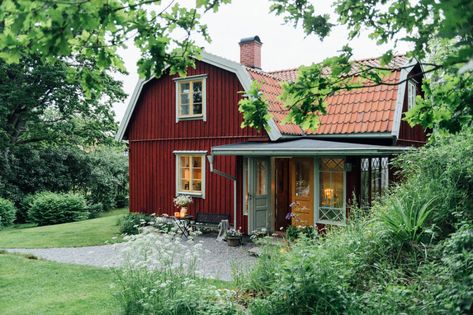 A 19th-Century Swedish Home with Charming Garden - The Nordroom Minecraft Hus, Swedish Country House, Swedish Houses, Swedish Home, Scandinavian Cottage, Swedish Cottage, Red Houses, Red Cottage, Swedish House