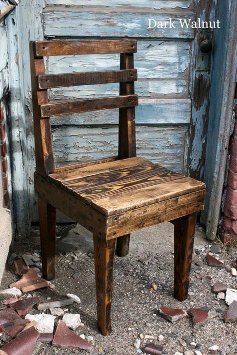 DIY Chairs Out of old Pallets | Pallet Furniture Plans Diy Chairs, Pallet Furniture Plans, Pallet Chair, Wooden Pallet Furniture, Recycled Pallets, Pallet Crafts, Old Pallets, Diy Holz, Wood Pallet Projects