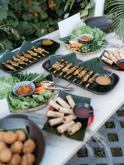 Asian Grazing Table Ideas, Wedding Buffet Reception, Thai Buffet Food Ideas, Asian Garden Party, Chinese Catering Ideas, Asian Wedding Buffet, Asian Inspired Birthday Party, Asian Food Station Wedding, Asian Food Wedding Buffet