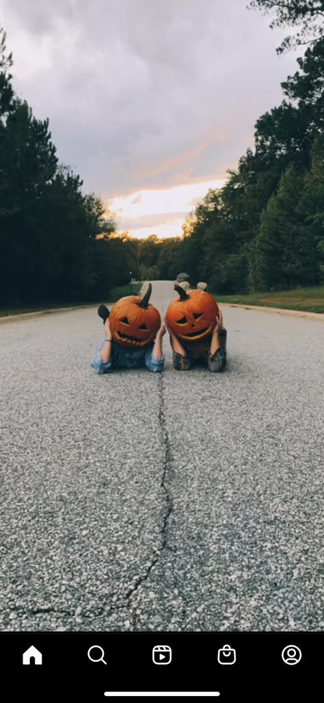 Pumpkin Head Photoshoot Friends, Pumpkin Head Mask, Pumpkinhead Photoshoot, Mask Creepy, Pumpkin Photography, Scarecrow Mask, Spooky Pictures, Pumpkin Patch Photoshoot, Pumpkin Scarecrow