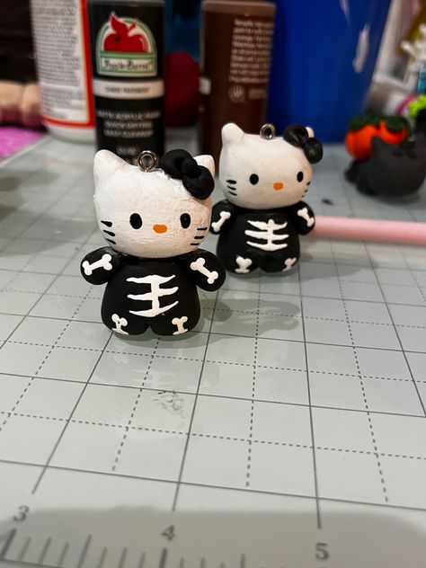 Handmade diy hello kitty polymer clay crafts Clay Crafts Air Dry Halloween, Hello Kitty Air Dry Clay, Nightmare Before Christmas Clay Ideas, Air Dry Clay Hello Kitty, Clay Figures Halloween, Hello Kitty Polymer Clay, Clay Hello Kitty, Hello Kitty Clay, Halloween Hello Kitty