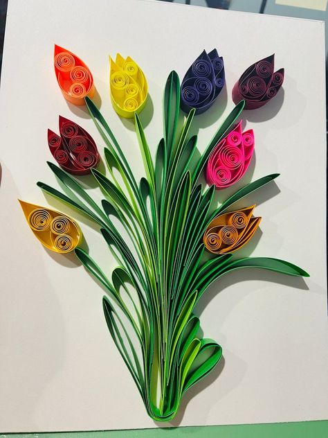 Quilling Tulips Tutorial, Quilled Tulips, Modern Quilling, Quilling Paper Art, Quilling Flower Designs, Paper Quilling For Beginners, Paper Quilling Flowers, Quilling Work, Paper Flower Art