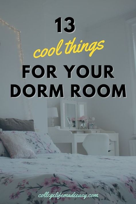 the not-so-obvious essentials that make college so much better when you're living on-campus in a dorm room Small Room Essentials, Guys College Dorm, Cool Dorm Room Ideas, Unique Dorm Room, Dorm Room Supplies, Dorm Room Setup, Cool Dorm, Pink Dorm Rooms, Preppy Dorm Room