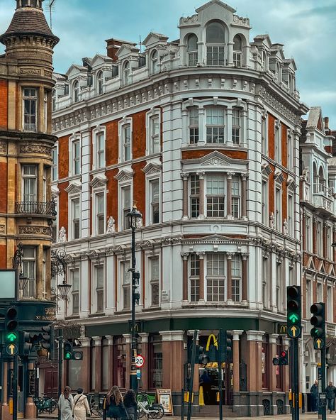 The classic beautiful corner in London. Something the Georgians, Victorians and Edwardians knew so well. Has to be one of the most beautiful buildings MacDonalds occupies? - #regencyarchitecture #victorianarchitecture #england #britishhouse #englishstyle #englisharchitecture #perfectenglishhome #homesofinstagram #visitengland #housesofldn #historicpreservation #londonist #georgianarchitecture #london #igerslondon #classicalarchitecture #vibrantlondon #londoncitylife #mydarlinglondon Georgian Architecture Exterior Facades, Regency Architecture, British House, English Architecture, Perfect English, Georgian Architecture, Visiting England, Architectural Styles, Victorian Architecture