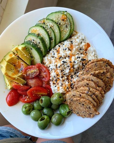 good culture on Instagram: "Stay out of the chip bag and into the veggies and protein ✨Try a Savory Cottage Cheese Plate for satisfying crunch and high-protein punch to energize your lunch. 📷: @dan.iellegrant #cottagecheese #goodculture #ridiculouslygood #organic #realfood #simpleingredients #savorycottagecheese #snacktime #nutrition #healthyliving #cleaneating #hungry #cottagecheeserecipes" Weight Gain Snacks, Snack Photography, Savory Cottage Cheese, Lite Snacks, Healthy Plate, Protein Lunch, Food Motivation, Cottage Cheese Recipes, Health Dinner