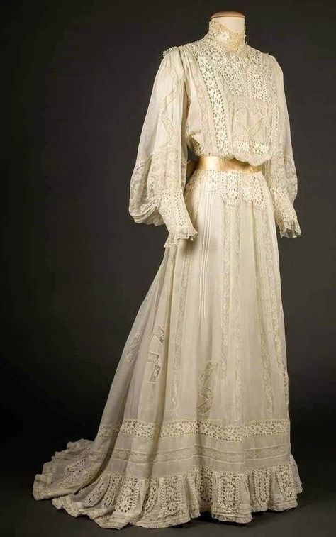 Fashion Overalls, Tea Gown, 1900s Fashion, Gaun Fashion, Fashion Queen, Edwardian Dress, Retro Pin Up, Clothing And Textile, Vintage Gowns