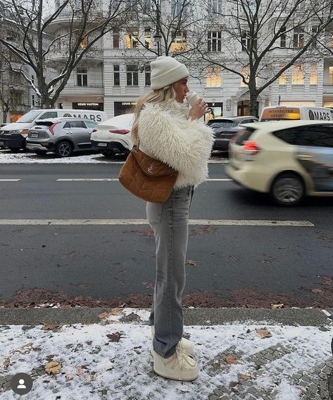 All Posts • Instagram New York Winter Aesthetic Outfits, Belgrade Outfit, Ugg Snow Boots Outfit, Vienna Winter Outfit, Ootd Ski, Moon Boot Outfits, Europe Winter Aesthetic, Snow Outfits Aesthetic, Moonboots Outfits