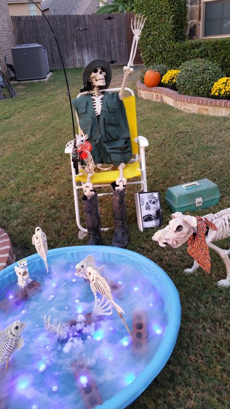 Awesome Outdoor Halloween Decorations, Front Yard Halloween Decorations, Halloween Yard Displays, Easy Outdoor Halloween Decorations, Halloween Yard Signs, Halloween Decorations To Make, Halloween Camping, Outdoor Halloween Decorations, Halloween Diy Outdoor