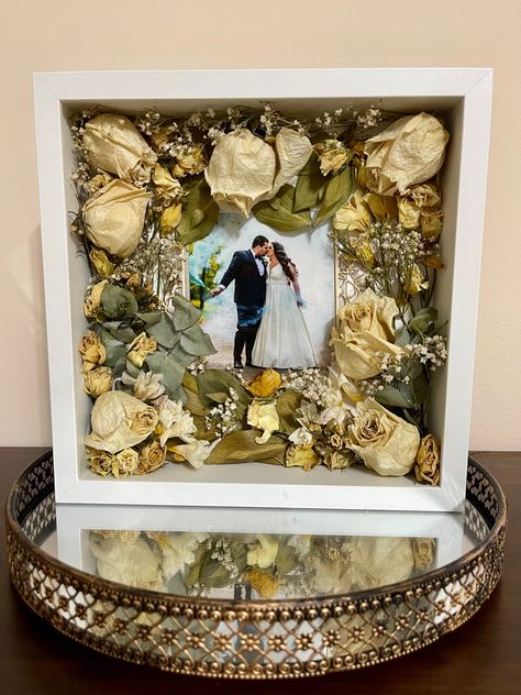 Pressed Flowers In Shadow Box Diy, Wedding Flowers Preservation Ideas, Dried Flowers Crafts, Quilling Flower Designs, Wedding Memory Box, Wedding Bouquet Preservation, Diy Shadow Box, Wedding Crafts Diy, Bouquet Preservation