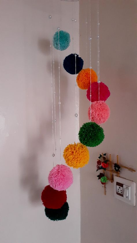 Pompom Ideas, Paper Wall Art Diy, Pom Pom Wall Hanging, Pom Pom Wall, Crochet Leaf, Dream Catcher Decor, Diy Baby Mobile, Class Activity, Crochet Leaf Patterns