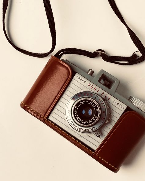 Brown Camera Aesthetic, Vintage Cameras Aesthetic, 80s Camera Aesthetic, Old Vintage Photos Aesthetic, Old Cameras Vintage Aesthetic, Old Photography Aesthetic, 1940s Camera, Retro Camera Aesthetic, Old Fashion Camera