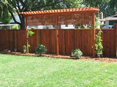 Privacy Fence Decorations, Deck Trellis, Backyard Privacy Fence, Privacy Trellis, Privacy Fence Landscaping, Yard Privacy, Small Pergola, Privacy Ideas, Wood Fences