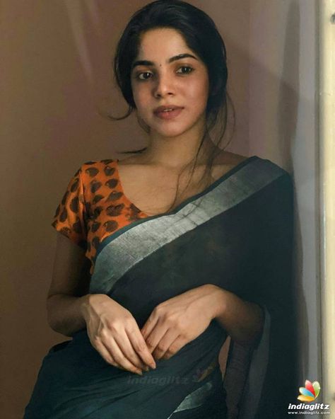 Divyabharathi Divya Barathi, Dhivya Bharathi, Divya Bharathi, Divya Bharti, Brown Eyes Black Hair, Samantha Images, Cool Boy Image, Movie Reviews, Night Aesthetic