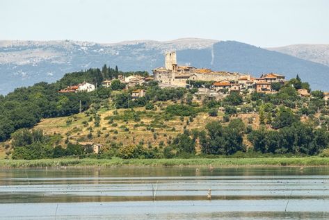 Umbria’s Lake Trasimeno: An Ideal Destination for Nature Lovers Holidays Activities, Holiday Activities For Kids, Umbria Italy, Farmhouse Holiday, Natural Park, Family Holidays, Lake Life, Umbria, Nature Reserve