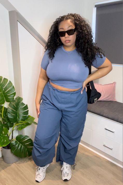 Crop Top And Jeans Outfit, Pantalon Parachute, Crop Top And Jeans, Outfit Pantalon, Sports Crop Top, Sports Crop Tops, Flattering Outfits, Midsize Fashion, Trendy Jeans