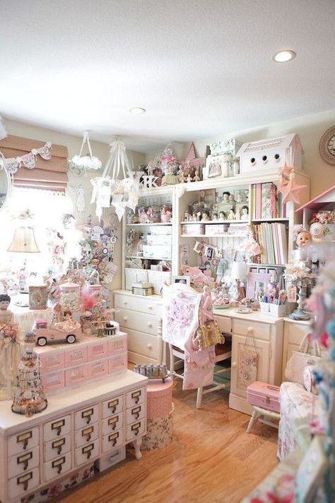 Pretty Sewing Room, Vintage Craft Room, Houses Projects, Shabby Chic Craft Room, Victorian Shabby Chic, Muebles Shabby Chic, Craft Studios, Quilt Studio, Sewing Room Design