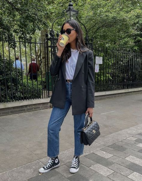 Office Outfit Fall 2023, Rainy Day Jeans Outfit Work, Converse Business Casual Outfits, Smart Casual Jeans Outfit Women, Office Rainy Day Outfit, French Business Casual, Work Outfits Midsize, Rainy Work Outfit, Bussines Casual Woman Outfit