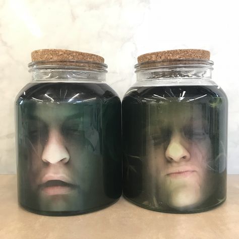 Go super spooky with your Halloween decor using office supplies to make heads in jars. This video originally appeared on Facebook Live on October 31, 2017. Diy Halloween Scary, Head In A Jar, Office Halloween Decorations, Halloween Jars, Halloween Office, Easy Halloween Decorations, Adornos Halloween, Halloween Porch Decorations, Easy Halloween Crafts