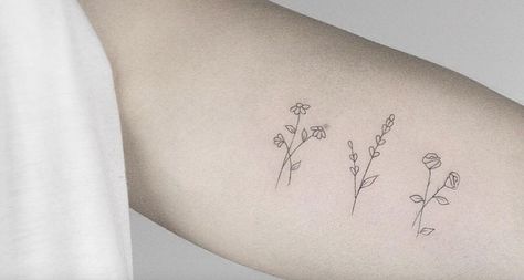 These strangely delicate tiny floral tattoos have the cleanest lines we’ve ever seen Small Flower Tattoos For Women, Wildflowers Tattoo, Micro Tattoo, Delicate Flower Tattoo, Floral Tattoos, Tattoo Trend, Shape Tattoo, Small Flower Tattoos, Tattoos Geometric