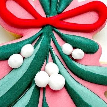 Victoria Jones | Decorated Sugar Cookies | Keller, TX on Instagram: "I’ll be here under the mistletoe…… Also- why do I always think mistletoe has red berries?? Cutter @killerzebras -use LPC to save Color @thesugarart -use code LPC10 to save #christmascookies #mistletoe #holidaycookies #royalicingcookies #decoratedsugarcookies #cookievideo #foodart #edibleart #holidaybaking #christmasreels" Cookie Videos, Decorated Sugar Cookies, Under The Mistletoe, Cookies Decorated, Edible Art, Royal Icing Cookies, Sugar Cookies Decorated, Holiday Cookies, Holiday Baking