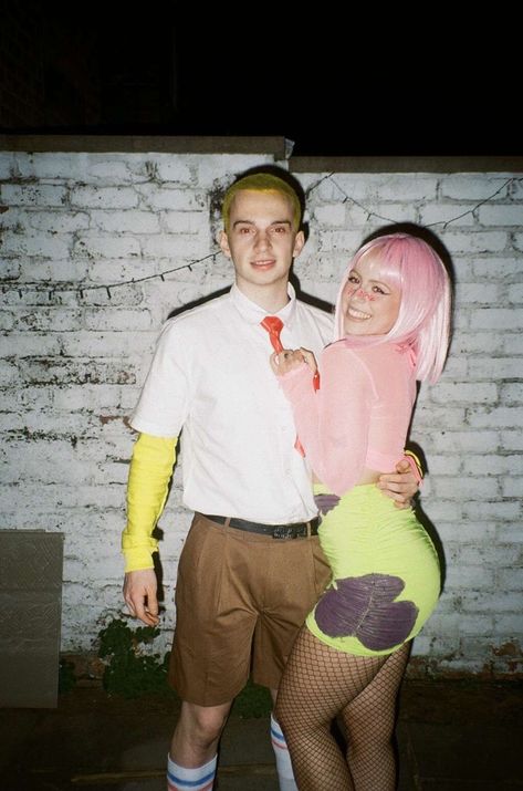 Couple Halloween Costumes Spongebob, Spongebob And Patrick Couples Costume, Sandy And Spongebob Costume, Cute Creative Couple Costumes, Spongebob And Sandy Costume, Spongebob Patrick Costume, Spongebob And Patrick Couple Costume, Patrick And Spongebob Costume, Iconic Duos Costume Couple