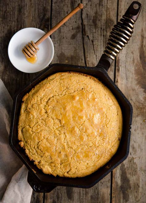 Cast Iron Skillet cornbread is the perfect way to get a crunchy crust and a soft and fluffy interior. We cook our skillet cornbread on the grill at high heat for the perfect touch of outdoor flavor, and finish it with a drizzle of smoked honey for a sweet finish. Best Homemade Cornbread, Oven Roasted Root Vegetables, Homemade Cornbread Recipe, Best Cornbread Recipe, Honey Roasted Carrots, Skillet Cornbread, Easy Keto Meal Plan, Sweet Potato And Apple, Homemade Cornbread