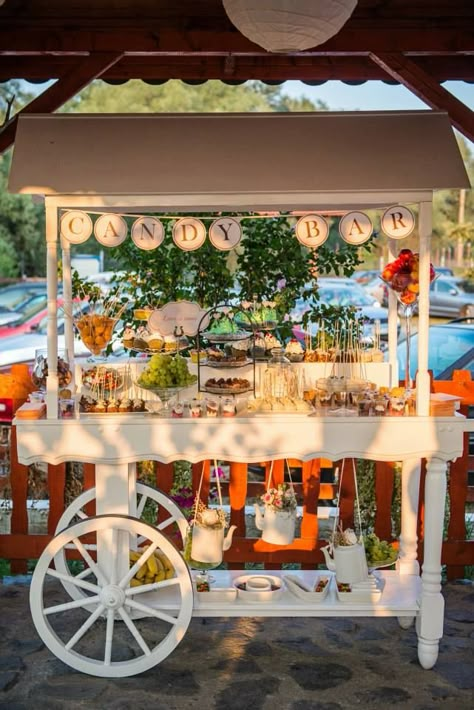 candy bar Wedding Candy Cart, Buffet Dessert, Candy Car, Pretty Items, Sweet Carts, Candy Buffet Wedding, Gold Bar Cart, Cart Ideas, Candy Cart