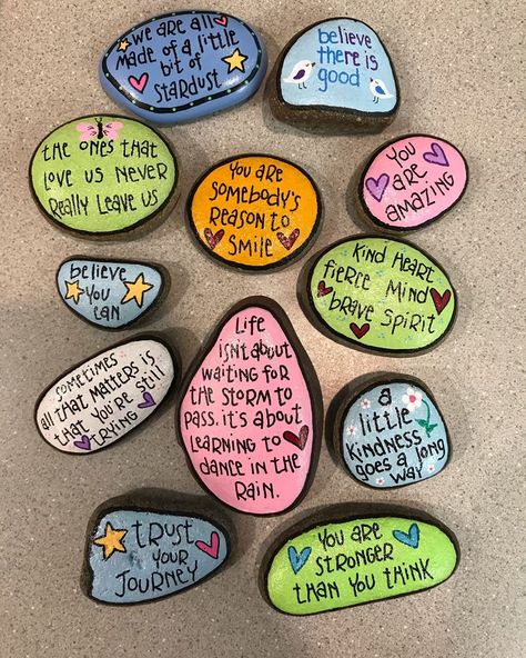 Note Motivation, Rock Sayings, Rock Diy, Stone Quotes, Rock Painting Flowers, Barn Wood Picture Frames, Pebble Art Family, Diy Rock Art, Stone Art Painting