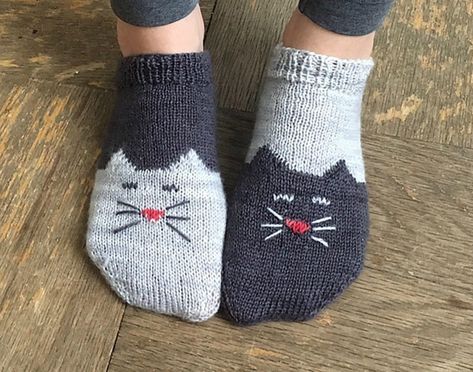 Cat Socks (Free Crochet Pattern) Diy Knitting Needle Case, Crochet Socks Pattern, Knitting Needle Case, Cat Socks, Sock Knitting Patterns, Crochet Socks, Mittens Pattern, Vintage Knitting Patterns, Yarn Sizes