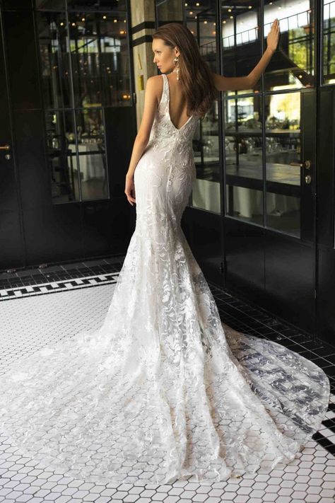 Carolina - Rish Rish Bridal, Sultry Style, Deep Side Part, Making A Wedding Dress, Glam Bride, Boho Gown, Bridal Atelier, Flare Gown, Bridal Fashion Week