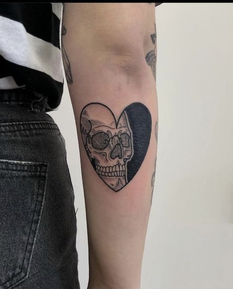 Skull In Heart Tattoo, Skull Heart Tattoo, Trippy Tattoo Designs, Trippy Tattoo, Clever Tattoos, Kawaii Tattoo, Dream Tattoos, Black Ink Tattoos, Great Tattoos