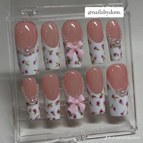 Flower Press On Nails, French Press On Nails, Business Nails, Fake Nails Designs, 2024 Nails, Flower Press, Cute Simple Nails, Girly Acrylic Nails, Pretty Gel Nails