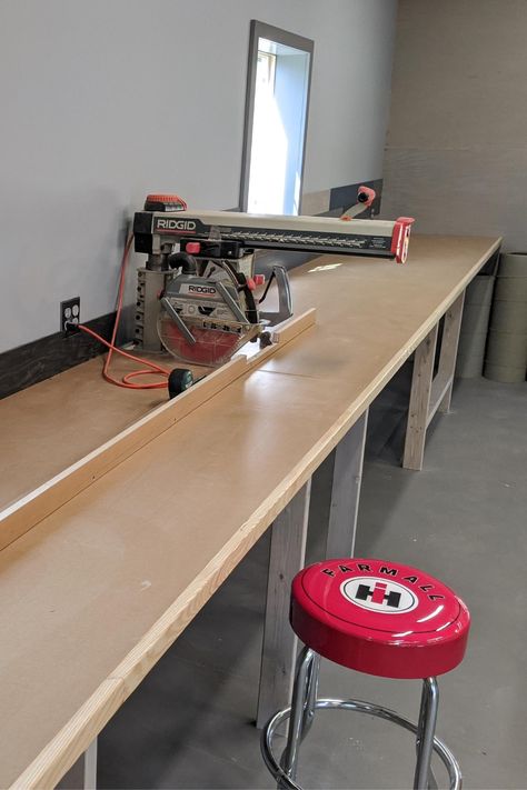 Radial Arm Saw Table, Diy Garage Storage Ideas, Diy Garage Cabinets, Pantry Closet Design, Diy Garage Work Bench, Garage Storage Inspiration, Saw Table, Metal Building House Plans, Diy Garage Storage Cabinets