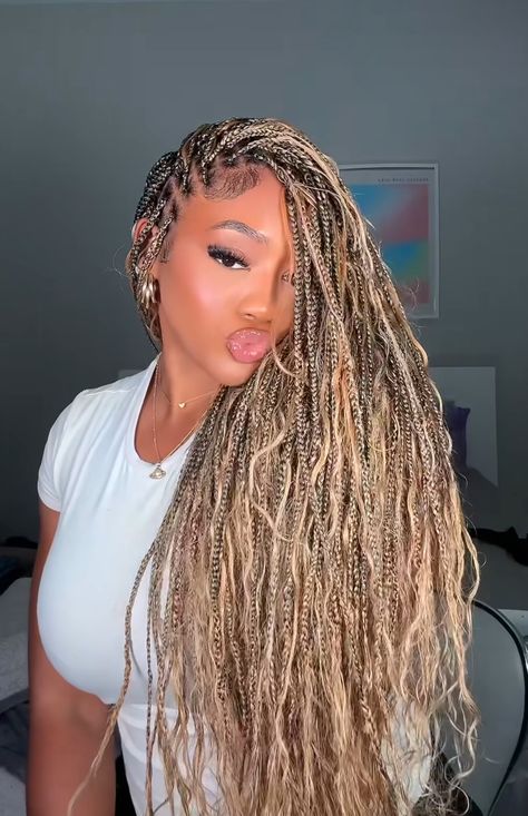 Queen Braids, Blonde Highlight Braids Black Women, Curly Braided Styles, 27 Box Braids, Phondos Hairstyle, X Small Boho Knotless Braids, Blonde Ombré Boho Braids, Knotless Box Braids Color Combo, Long Brown Box Braids