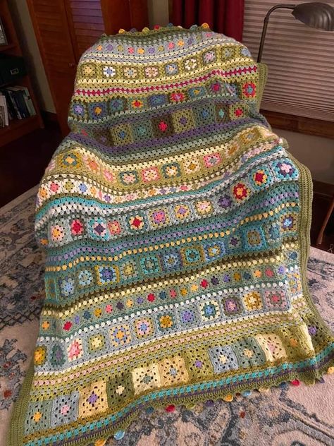 Patchwork Granny Square Blanket, Granny Square Shrug, Crochet Patchwork Blanket, Shrug Crochet, Stitches Crochet, Crochet Blanket Designs, Crochet Granny Square Blanket, Crochet Quilt, Crochet Granny Square