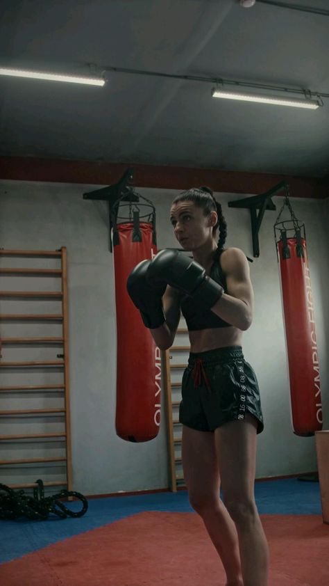 Boxing Gym Aesthetic, Gym Time Quotes, Kickboxing Aesthetic, Gym Vision Board, Health Vision Board, Women Boxing Workout, Fitness Lifestyle Aesthetic, Gym Baddie, Kickboxing Women