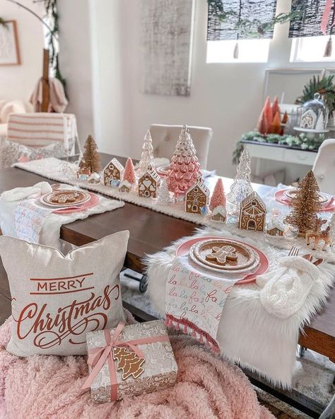 Pink Christmas Table, Pastel Christmas Decor, Colors Bedroom, Dream Christmas, Christmas Boho, Gingerbread Party, Girly Christmas, Gingerbread Christmas Decor, Christmas Dining Room