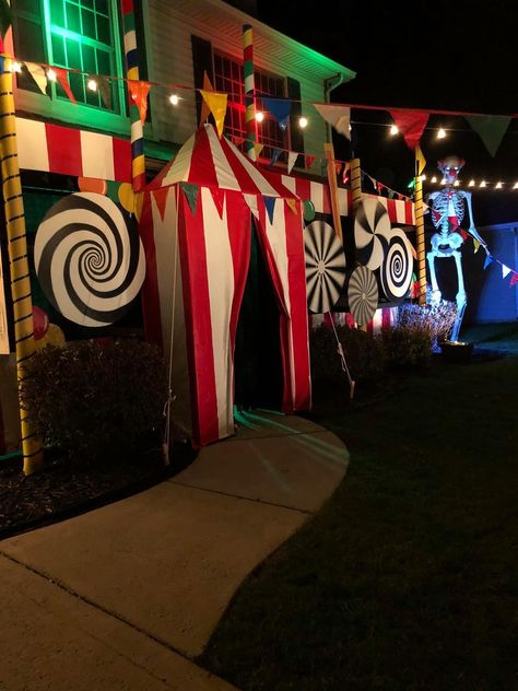 Clown Maze Ideas, Clown Yard Decorations, Scary Circus Theme Party Decorations, Carnevil Halloween Party Decor, Halloween Decorations Clowns, Haunted Circus Halloween Decorations, Creepy Clown Decorations Diy, Scary Circus Decorations, Funhouse Halloween Decorations