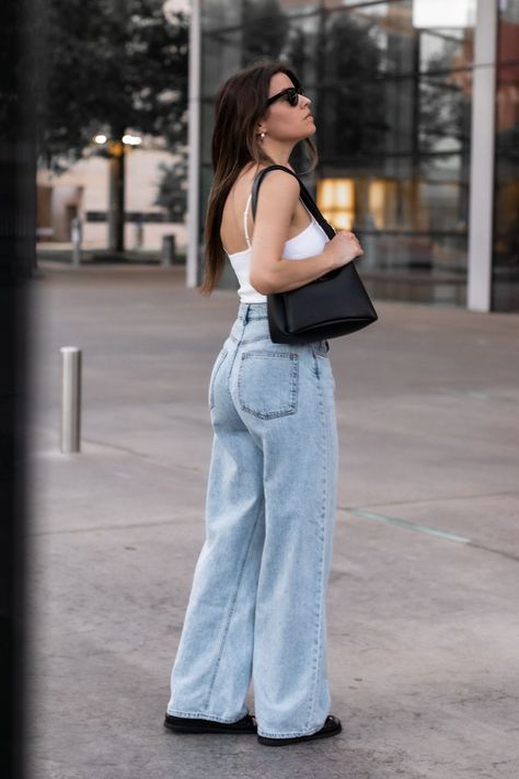 Jeans 2022, Flare Jeans Style, Wide Leg Jeans Outfit, Minimalist Clothing, Summer Jeans, Minimalist Chic, Wide Jeans, Citizens Of Humanity, Minimalist Outfit