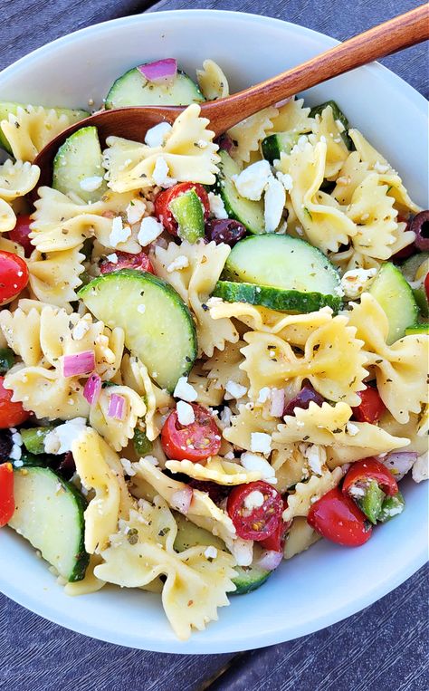 Easy Farfalle Greek Pasta Salad - Love to be in the Kitchen Farfalle Salad, Farfalle Pasta Salad, Pasta Farfalle, Homemade Greek Dressing, Salads Ideas, Greek Pasta Salad Recipe, Greek Pasta Salad, Cream Salad, Greek Vinaigrette