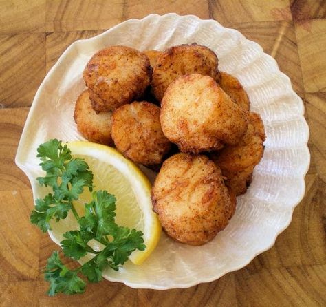 I didnt want to use the same recipe for the beer battered shrimp & fish so found this simple recipe? I loved it for the simple fact of how light the coating was. Didn't get too thick and over power the scallops! Even added a little Old Bay seasoning. Another thumbs up! Delish~ Sauteed Scallops, Beer Battered Shrimp, Seafood Scallops, Fried Scallops, Scallops Recipe, Sea Scallops, Shellfish Recipes, Scallop Recipes, Tartar Sauce