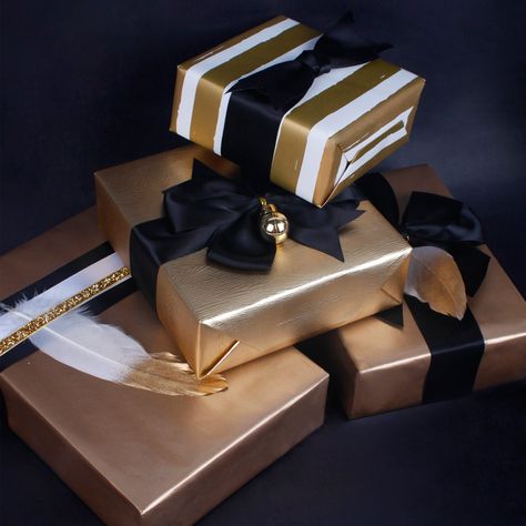 Gold Wrapped Gifts, Gold Gift Wrapping Ideas, Gold And Silver Gift Wrapping Ideas, Black And Gold Gift Wrapping Ideas, Gold Wrapping Paper Ideas, Gold Wrapped Presents, Gold Gift Wrapping, Professional Gift Ideas, Cute Gift Wrapping Ideas