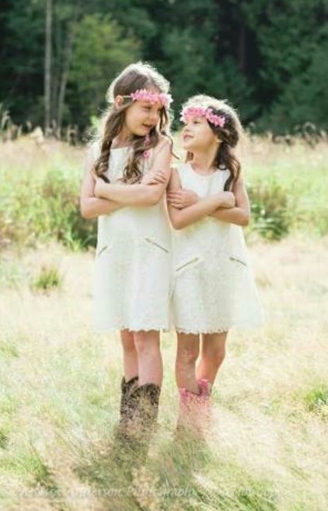 Young Sisters Photoshoot, Sister Photoshoot Kids, Mother's Day Diy Gifts, Sisters Poses, Mothers Day Photoshoot, Mommy And Me Poses, Bed Poses, Sister Photoshoot, Melissa Anderson