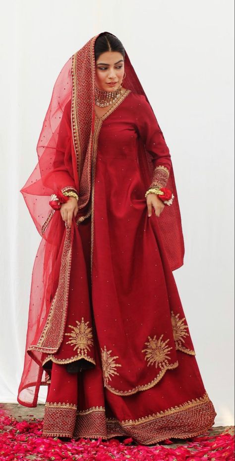 Red Pakistani Dress, Bridal Suits, Stile Hijab, Indian Outfits Lehenga, Indian Bride Outfits, Latest Bridal Dresses, Traditional Indian Dress, Pakistani Fancy Dresses, Salwar Kamiz