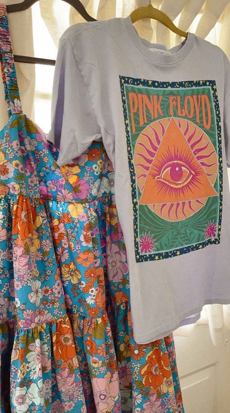 Funky Cool Outfits, Band Tee Design Ideas, 90s Band Tee, Cropped Band Tee Outfit, Pink Floyd Shirt Outfit, Band Tshirt Aesthetic, Free People Style Outfits, Pink Tee Outfit, Band Tee Aesthetic